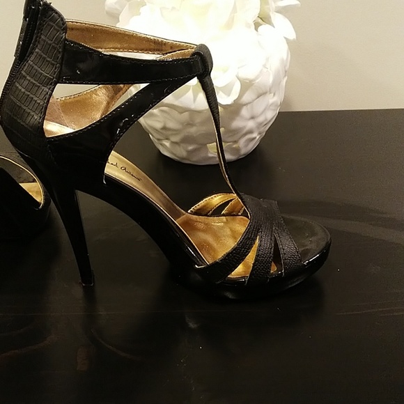 Heels - Picture 4 of 4